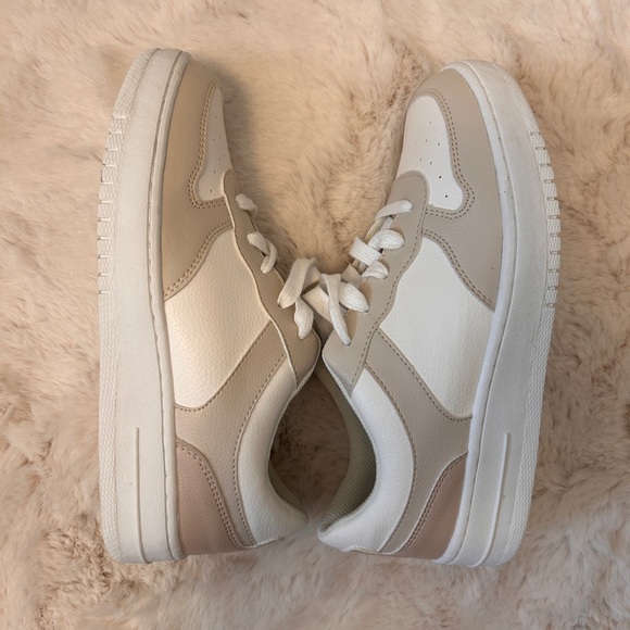 Brand new DLG women sneakers in box. Size 8. - Picture 5 of 10